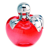 Nina Ricci Nina. Туалетная вода, 50 мл3137370180333 Nina Ricci Nina. Туалетная вода, 50 мл3137370180333Аромат Nina от Nina Ricci – это современная сказка, соблазнительная и увлекательная. Нина – прекрасная принцесса. Она приглашает в свою страну чудес, в которой реальность окрашивается в яркие краски мечтаний и фантазий. Аромат торжественно раскрывает свои волшебные ноты. Первый звенящий аккорд, как взрыв смеха - ноты цитруса, усиленные живой свежестью калабрийского лимона и лайма кайперина. Фруктовое карамельное сердце наполнено восторгом его изысканных контрастов. Мягкое и деликатное дуновение бархатных лепестков пиона и лунного цветка, имеющих форму сердца, окутано в изысканную вуаль ванильного пралине и плавно раскрывает базовые ноты. В базовых нотах мягкое и деликатное объятие изящных древесных нот - яблони и белого кедра. Стойкость и притягательность аромату придает нота хлопкового мускуса.Верхняя нота: Лимон из Калабрии, лайм кайпиринья.Средняя нота: Красное яблоко в карамели, лунный цветок.Шлейф: Древесина яблони, хлопковый мускус.Лайм кайпирина и яблоко в карамельной глазури - аромат юной процессы.