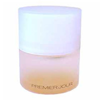 Nina Ricci Premier Jour. Парфюмированная вода, 50 мл (новая упаковка)3137370183907 Nina Ricci Premier Jour. Парфюмированная вода, 50 мл (новая упаковка)3137370183907Композиция Premier Jour от Nina Ricci – это чувственная сияющая цветочная гармония. Первый аккорд – дерзкий и импульсивный. Нота желтого мандарина, сплетаясь с ароматом гардении, создает легкий “металлический” оттенок, как напоминание о городе, окружающем современную женщину, с его огромной энергией и скоростями. Окутывающее, женственное сердце аромата – это белое драже, цветы сладкого горошка, ванильная орхидея с острова Мадагаскар. Нота цветов сладкого горошка дарит воздушность яркость и остроту. Использование ванильной орхидеи придает аромату оттенок ванили, но более деликатный, почти прозрачный, с цветочным звучанием, приносящий спокойствие, ощущение тепла и комфорта. Базовые ноты придают чувственность аромату. Карибское сливовое дерево, индийский сандал и мускус делают аромат более стойким, усиливают чувственный оттенок, даря ему теплоту, глубину и легкий кожный эффект.Верхняя нота: Гардения, мандарин.Средняя нота: Миндаль в глазури, цветок душистого горошка.Шлейф: Сандаловое дерево, белый мускус.Миндаль в сахарной глазури - символ невесты в красивом платье с фатой.