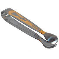 Щипцы для сахара Samba Gold02040350400M01 SAMBA -2 Щипцы для сахара Samba Gold02040350400M01 SAMBA -2Щипцы для сахара Samba Gold выполнены из нержавеющей стали и оформлены фигурной штамповкой с золотой отделкой. Традиции португальской фирмы Herdmar относятся ко временам почти вековой давности. Начиная с 1911 года, основателем компании является Мануэль Маркес, и вот уже третье поколение его семьи руководит компанией.Столовые приборы фирмы Herdmar популярны во всем мире не только благодаря дизайну и функциональности, но и высочайшему качеству. Самое яркое впечатление от работ Herdmar это - ощущение целостности, уравновешенности, гармонии его произведений и совершенства их форм.Хромоникелевые сплавы (18% хрома и 10% никеля), применяемые фирмой Herdmar, используются для производства приборов с гарантией их длительной эксплуатации, а также с антикоррозийными свойствами. Весь процесс производства столовых приборов, начиная с выбора сырья и заканчивая упаковкой, подвержен строгому контролю, который включает в себя как электронный контроль, обеспечивающий точность форм, размеров, качество обработки поверхности, так ивизуальный. Каждый прибор обязательно имеет фирменное клеймо, являющееся гарантией качества.Изделия Herdmar не требуют особой осторожности при эксплуатации и их можно мыть в профессиональных посудомоечных машинах. Значительное внимание в своей деятельности компания уделяет маркетинговым исследованиям, привлекаются лучшие специалисты для разработки новых технологий, форм и дизайна приборов. Характеристики: Длина прибора: 11 см. Материал:нержавеющая сталь. Производитель:Португалия. Артикул:02040350400M01.