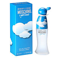 Moschino Туалетная вода Light Clouds, 50 мл6F30 Moschino Туалетная вода Light Clouds, 50 мл6F30Это приятный и легкий аромат, подобный небу весной, словно прогулка среди едва распустившихся цветов. Глубокий, словно чувства, бодрящий, словно летний день, легкий, как облако. Божественный аромат, романтический эликсир, вызывающий желание прожить реальность, словно в сладком сне.Верхняя нота: Цикламен, Листья персика, Цветы персика.Средняя нота: Розовые лепестки, Жасмин, Цветы лотоса.Шлейф: Амбретта, Кедр, Мускус.Цветочный древесный мускусный.Приятный и легкий аромат, подобный небу весной, словно прогулка среди едва распустившихся цветов. Глубокий, как чувства, бодрящий, как летний день, легкий, как облако. Божественный аромат, романтический эликсир, вызывающий желание прожить реальность, словно в сладком сне.