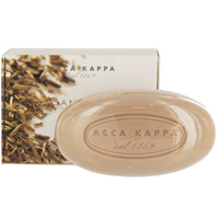 Растительное мыло Acca Kappa Сандаловое дерево, 150 г853323 Растительное мыло Acca Kappa Сандаловое дерево, 150 г853323Растительное мыло Сандаловое дерево деликатно очищает кожу. Идеально подходит для всех типов кожи. Растительные компоненты получены из кокосового масла и сахарного тростника, прекрасно очищают и увлажняют кожу. Экстракты мелиссы лимонной, омелы, ромашки, тысячелистника и хмеля известны своими противовоспалительными свойствами и превосходно дополняют формулу. Так же мыло обогащено аллантоином растительного происхождения, которое обладает заживляющими свойствами и способствует регенерации клеток. Характеристики:Вес: 150 г. Производитель: Италия. Товар сертифицирован.
