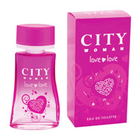 City Woman Love Love. Туалетная вода, 60 мл2001006460 City Woman Love Love. Туалетная вода, 60 мл2001006460Легкий и жизнерадостный аромат City Woman Love Love в начальных нотах открывается нежным персиком и бодрящим лимоном. В сердце – сочная дыня и цветочные оттенки лотоса и цикламена.Амбра и карамель – отражение женственности и в то же время легкости и непосредственности в аромате. Характеристики: Объем: 60 мл. Производитель: Россия.Туалетная вода - один из самых популярных видов парфюмерной продукции. Туалетная вода содержит 4-10%парфюмерного экстракта. Главные достоинства данного типа продукции заключаются в доступной цене, разнообразии форматов (как правило, 30, 50, 75, 100 мл), удобстве использования (чаще всего - спрей). Идеальна для дневного использования. Товар сертифицирован.