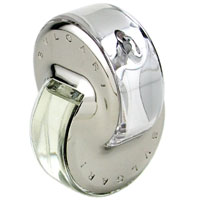 Bvlgari Туалетная вода Omnia Crystalline, 40 мл92216BVL Bvlgari Туалетная вода Omnia Crystalline, 40 мл92216BVLБукет свежести, который вливается в жизнь через хрустальный блеск, воплощая собой истинную женственность. Как многогранный кристалл, OMNIA CRYSTALLINE сочетает в себе различные ароматы, которые, сливаясь воедино, рождают истинно драгоценную неповторимость.Верхняя нота: Итальянский мандарин, цветок лотоса, корень ириса, гелиотроп.Шлейф: Белое сандаловое дерево, сиамский бензоин, мускус.Верхние ноты аромата вызывают чувство свежести благодаря аккордам бамбука и наши, азиатского фрукта, восходящего корнями в далекое прошлое. Сердце OMNIA CRYSTALLINE обезоруживает соблазнительной нежностью аромата цветка лотоса. Ноты шлейфа добавляют сдержанные и чувственные нюансы, раскрывая глубину аромата и мощное очарование его сути, благодаря аккорду Дерева бальза.Бриллиант - эликсир женственности, сияния.