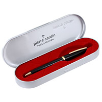 Ручка шариковая Pierre Cardin Jewel Black LacquerPC0805BP Ручка шариковая Pierre Cardin Jewel Black LacquerPC0805BPРучка - это не просто пишущий инструмент, это - часть имиджа, наглядно демонстрирующая статус, характер и образ жизни ее владельца. Шариковая ручка Pierre Cardin Jewel Black Lacquer подчеркнет стиль и элегантность ее владельца и станет превосходным подарком ценителю изящества и роскоши. Корпус ручки выполнен из латуни с лаковым покрытием и оформлен фирменной надписью. Стержень ручки выводится поворотом ее верхней части по часовой стрелке. Ручка поставляется в фирменном металлическом футляре. Коллекция пишущих инструментовPierre Cardin- это элегантные, поражающие разнообразием и изысканностью стилей ручки, являющие собой бесконечное очарование. Классические и современные, различных форм, цветовых гамм и покрытий, ручкиPierre Cardinудовлетворят самый изысканный вкус, а их техническое совершенство предоставит полную свободу выбора той модели, которая будет соответствовать стилю письма и образу жизни ее обладателя. Характеристики:Длина ручки:13,5 см.Материал корпуса:латунь с лаковым покрытием.Размер футляра:17,5 см x 6 см x 1,5 см.Размер упаковки:17,5 см x 6 см x 2 см.Производитель:Франция.Артикул:PC0805BP.