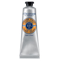 Крем для ног LOccitane Карите, 30 мл087428 Крем для ног LOccitane Карите, 30 мл087428Крем для ног LOccitane Карите с маслом карите оказывает освежающее успокаивающее воздействие, снимает раздражение и усталость ног. Масла входящие в состав крема, предотвращают образование мозолей и натоптышей, способствуют заживлению трещин. Экстракты крема: Масло карите (15%) - смягчает, защищает, успокаивает, питает и увлажняет кожуЭкстракт Розмарина - антисептик, который смягчает и освежает кожуЭфирное масло лаванды - обладает антисептическими свойствами, успокаивает кожуМентол - освежает и придаёт ощущение прохладыЭкстракт арники - заживляет, стимулирует микроциркуляцию, предотвращает появление мозолей и натоптышей.Характеристики:Объем: 30 мл. Артикул: 087428. Производитель: Франция.Loccitane (Л окситан) - натуральная косметика с юга Франции, основатель которой Оливье Боссан. Название Loccitane происходит от названия старинной провинции - Окситании. Это также подчеркивает идею кампании - сочетании традиций и компонентов из Средиземноморья в средствах по уходу за кожей и для дома. LOccitane использует для производства косметических средств натуральные продукты: лаванду, оливки, тростниковый сахар, мед, миндаль, экстракты винограда и белого чая, эфирные масла розы, апельсина, морская соль также идет в дело. Специалисты компании с особой тщательностью отбирают сырье. Учитывается множество факторов, от места и условий выращивания сырья до времени и технологии сборки. Товар сертифицирован.