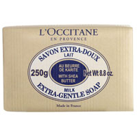 Мыло LOccitane Молоко, 250 г000212 Мыло LOccitane Молоко, 250 г000212Туалетное мыло LOccitane Молоко великолепно подходит для ежедневного использования. Содержит 100%-ую натуральную основу, обогащен маслом Карите.Подходит для всей семьи. Характеристики: Вес: 250 г. Производитель: Франция. Артикул:000212.Loccitane (Л окситан) - натуральная косметика с юга Франции, основатель которой Оливье Боссан. Название Loccitane происходит от названия старинной провинции - Окситании. Это также подчеркивает идею кампании - сочетании традиций и компонентов из Средиземноморья в средствах по уходу за кожей и для дома. LOccitane использует для производства косметических средств натуральные продукты: лаванду, оливки, тростниковый сахар, мед, миндаль, экстракты винограда и белого чая, эфирные масла розы, апельсина, морская соль также идет в дело. Специалисты компании с особой тщательностью отбирают сырье. Учитывается множество факторов, от места и условий выращивания сырья до времени и технологии сборки. Товар сертифицирован.