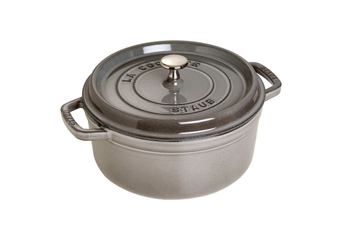 Кокот круглый Staub, 4,6 л, цвет: серый графит. 11026181102618 Кокот круглый Staub, 4,6 л, цвет: серый графит. 11026181102618Кокот Staub, выполненный из эмалированного чугуна, займет достойное место на вашей кухне. Пища, приготовленная в чугунной посуде, сохраняет свои вкусовые качества, и благодаря экологической чистоте материала, не может нанести вред здоровью человека.Эмалированный чугун - это сплав обогащенного углем железа, покрытого эмалью, изготовленной на основе стекла. Это один из самых лучших материалов, который удерживает тепло, медленно и равномерно его распределяет. Эмалированная посуда также хорошо сохраняет холод, для этого достаточно поставить в холодильник перед его подачей на стол. Внутренняя часть кокота покрыта эмалью матово-черного цвета. Эта качественная и высококлассная эмаль обеспечивает отличное сопротивление перепадам температуры, царапинам и облегчает уход за посудой. Кокот имеет удобную круглую форму и оснащен двумя ручками.Он плотно закрывается крышкой, выполненной также из эмалированного чугуна. Крышка снабжена небольшой металлической ручкой. Кокот Staub подходит для использования на газовых, электрических, галогеновых, стеклокерамических и индукционных плитах, а также в духовке. Мыть жидким моющим средством, без применения абразивных веществ и металлических губок. Не использовать металлические аксессуары. Пригоден для мытья в посудомоечной машине. Характеристики:Материал: чугун, металл, эмаль. Диаметр кокота:26 см. Высота стенки кокота:11,5 см. Ширина кокота (с учетом ручек):33 см. Объем кокота:4,6 л. Цвет:серый графит. Размер упаковки:27,5 см х 30 см х 14 см. Производитель:Франция. Артикул:1102618. Торговая марка Staub разрабатывает и создает высококлассные предметы кухонной утвари, которые совмещают традиции и современность, умения наших предков и передовые технологии. Продукция Staub - прекрасное сочетание красоты и функциональности. Она подходит как искусным поварам, так и любознательным дебютантам, готовым познавать удовольствие от вкусной и здоровой пищи.Философия создателя марки Франциса Стоба заключается в том, что каждая деталь - уникальна. Чтобы гарантировать вам постоянное оптимальное функционирование и возможность раскрыть вкусовые качества ваших продуктов, вся продукция Staub проходит самые строгие испытания.Однако, каждое изделие имеет свои особенности и нюансы, поскольку отливается в индивидуальных формах из песка. Которые разрушаются после каждого использования. Все эти тонкие отличия придают продукции Staub свою красоту и подчеркивают ее избранность.