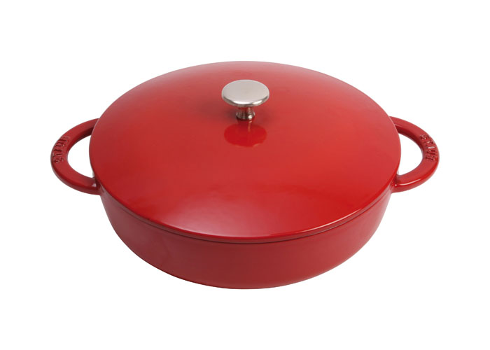 Сотейник чугунный Zwilling Staub, цвет: вишневый, 3,7 л. Диаметр 28 см1262906 Сотейник чугунный Zwilling Staub, цвет: вишневый, 3,7 л. Диаметр 28 см1262906Сотейник Zwilling Staub выполнен из эмалированного чугуна с внутренним эмалевым покрытием черного и внешним эмалевым покрытием вишневого цвета. Дно имеет рифленую поверхность в виде сот. Эмалированный чугун представляет собой сплав железа, насыщенный углеродом и покрытый эмалью на основе стекла. Это один из материалов, который лучше всего сохраняют тепло, медленно его проводит и равномерно распределяет. Эмалированная посуда так же хорошо сохраняет и холод, для этого достаточно поставить блюдо в холодильник перед его подачей на стол. Внутри кастрюля покрыта эмалью матово-черного цвета с выемками в виде сот. Эта высшего качества эмаль позволяет обеспечить лучшее сопротивление перепадам температуры и образованию царапин, а также облегчает уход за посудой. Эмалевое покрытие обладает идеальными качествами для запекания, жарки и карамелизования пищевых продуктов. Сотейник оснащен удобной крышкой с шипами Picots. Это эксклюзивное инновационное решение позволяет каплям конденсата равномерно орошать готовящееся блюдо. Мясо остается таким же нежным, а овощи - мягкими. Латунная ручка позволяет использовать кастрюлю в духовом шкафу до 250°С. Подходит для использования на всех типах плит (газовые, электрические, галогенные, стеклокерамические, индукционные). Можно использовать в духовом шкафу и мыть в посудомоечной машине. Перед первым использованием вымыть горячей водой, высушить на слабом огне, затем смазать растительным маслом изнутри. Погреть несколько минут на слабом огне и вытереть избыток масла. Мыть жидким моющим средством, без применения абразивных веществ и металлических губок. При падении на твердую поверхность посуда может треснуть или разбиться. Металлические кухонные принадлежности могут повредить посуду. Чтобы не обжечься, пользуйтесь прихватками. Характеристики:Материал: чугун, латунь. Цвет: вишневый. Объем: 3,7 л. Диаметр сотейника: 28 см. Высота стенки: 7,7 см. Толщина стенки: 0,3 см. Толщина дна: 0,6 см. Размер упаковки: 32 см х 30 см х 10 см. Производитель: Германия. Артикул: 1262906.