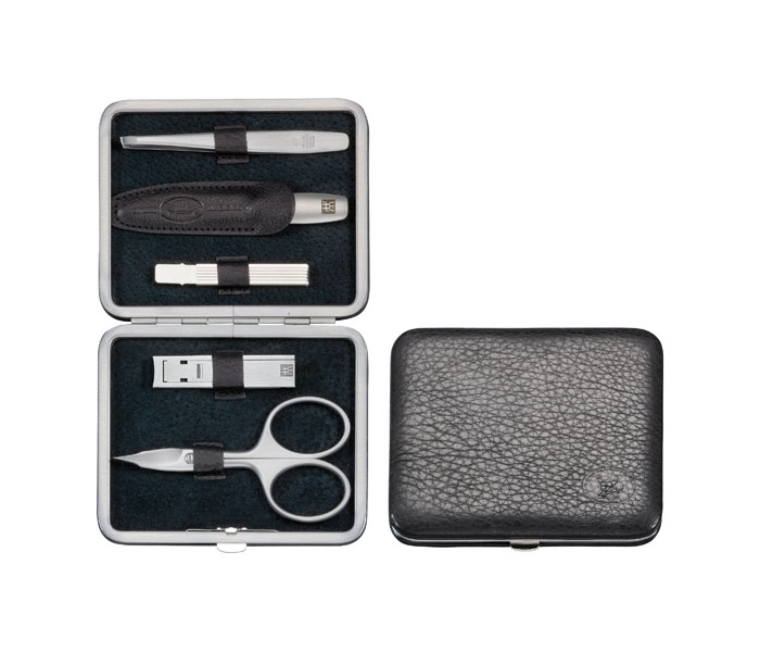Zwilling Маникюрный набор TWINOX, цвет: черный, 5 предметов97178-004 Zwilling Маникюрный набор TWINOX, цвет: черный, 5 предметов97178-004Комплектность: ножницы универсальные, пилка, пинцет, кусачки для ногтей, зубочистка. Инструменты изготовлены из высококачественной нержавеющей стали. Футляр из натуральной кожи. Инструменты предохранять от падения на пол. Время от времени смазывать чистым