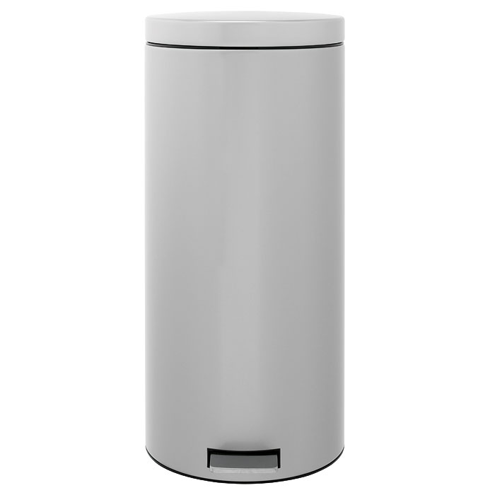 Мусорный бак Brabantia с педалью, цвет: серый металлик, 30 л348723 Мусорный бак Brabantia с педалью, цвет: серый металлик, 30 л348723Педальный бак Brabantia на 30 л поистине универсален и идеально подходит для использования на кухне или в гостиной. Предотвращает распространение запахов – прочная не пропускающая запахи металлическая крышка. Плавное и бесшумное открывание/закрывание крышки. Надежный педальный механизм, высококачественные коррозионно-стойкие материалы. Удобный в использовании – при открывании вручную крышка фиксируется в открытом положении, закрывается нажатием педали. Удобная очистка – съемное внутреннее ведро из пластика. Бак удобно перемещать – прочная ручка для переноски. Предохранение пола от повреждений – пластиковый защитный обод. Всегда опрятный вид – идеально подходящие по размеру мешки для мусора со стягивающей лентой (размер G). 10-летняя гарантия Brabantia.