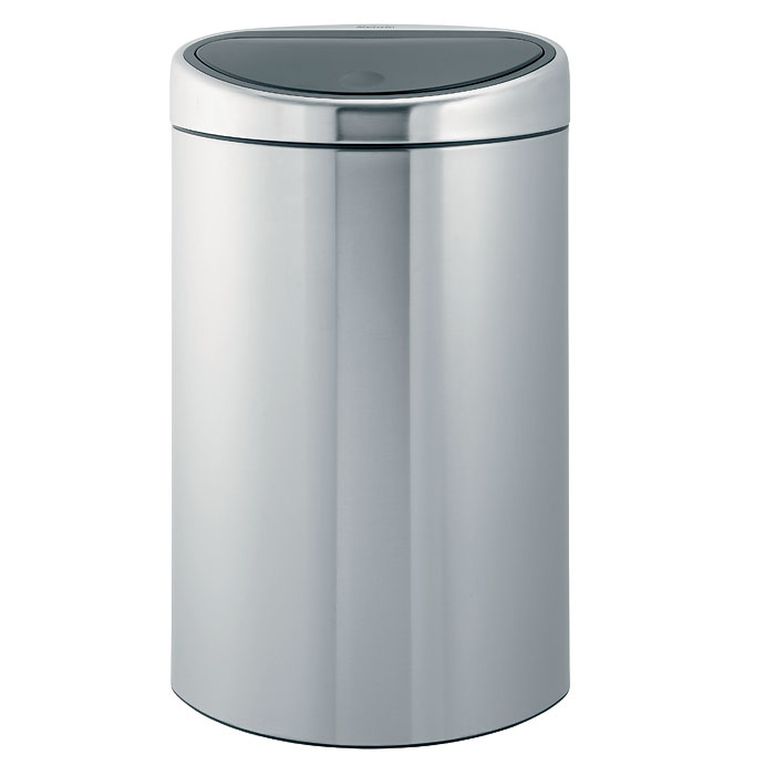 Бак мусорный Brabantia Touch Bin, цвет: стальной матовый FPP, 40 л. 378683378683 Бак мусорный Brabantia Touch Bin, цвет: стальной матовый FPP, 40 л. 378683378683Стильный Touch Bin на 40 литров – непременный атрибут каждой гостиной или кухни. Порадуйте себя и удивите гостей! Бесшумное открывание/закрывание крышки легким касанием – система «soft touch». Удобная смена мешков для мусора – съемный блок крышки из нержавеющей стали. Компактный – плоская задняя стенка позволяет устанавливать бак вплотную к стене или в углу. Удобная очистка – съемное внутреннее ведро из пластика с вентиляционными отверстиями, предотвращающими образование вакуума при вынимании полного мусорного мешка. Легкое перемещение с места на место – прочная ручка для переноски. Предохранение пола от повреждений – пластиковый защитный обод. Бак изготовлен из коррозионно-стойких материалов – долговечность и удобство в очистке. Всегда опрятный вид – идеально подходящие по размеру мешки для мусора со стягивающей лентой (размер L). 10-летняя гарантия Brabantia.
