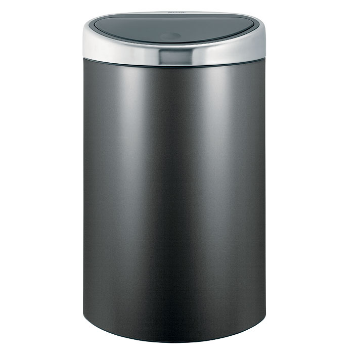 Бак мусорный Brabantia Touch Bin, цвет: платиновый, 40 л. 442261442261 Бак мусорный Brabantia Touch Bin, цвет: платиновый, 40 л. 442261442261Стильный Touch Bin на 40 литров – непременный атрибут каждой гостиной или кухни. Порадуйте себя и удивите гостей! Бесшумное открывание/закрывание крышки легким касанием – система «soft touch». Удобная смена мешков для мусора – съемный блок крышки из нержавеющей стали. Компактный – плоская задняя стенка позволяет устанавливать бак вплотную к стене или в углу. Удобная очистка – съемное внутреннее ведро из пластика с вентиляционными отверстиями, предотвращающими образование вакуума при вынимании полного мусорного мешка. Легкое перемещение с места на место – прочная ручка для переноски. Предохранение пола от повреждений – пластиковый защитный обод. Бак изготовлен из коррозионно-стойких материалов – долговечность и удобство в очистке. Всегда опрятный вид – идеально подходящие по размеру мешки для мусора со стягивающей лентой (размер L). 10-летняя гарантия Brabantia.