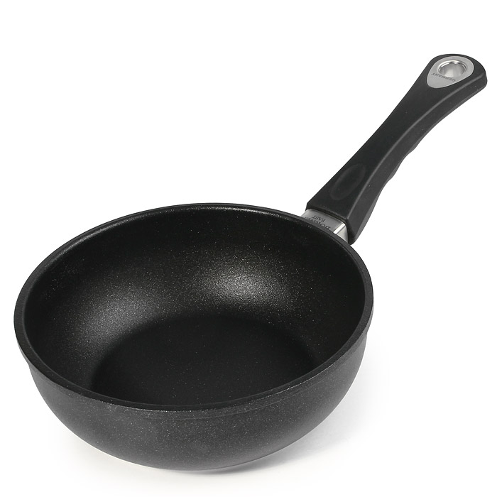 Сковорода Borner Wok диаметр 20 см 6-206-20 Сковорода Borner Wok диаметр 20 см 6-206-20Сковорода Borner Wok изготовлена из литого алюминия. Благодаря литому дну толщиной в 10 мм, посуда не подвержена деформации от высоких температур и длительного нагрева, и обладает высокой теплоемкостью, равномерно распределяя тепло, экономя электроэнергию и ваше время. Жаропрочная бакелитовая ручка посуды выдерживает температуру 220°C. Подходит для приготовления пищи на газовой, электрической и керамической плитах. Характеристики: Материал: алюминий, бакелит. Диаметр сковороды:20 см. Диаметр диска сковороды:13,8 см. Высота стенки сковороды:6 см. Длина ручки:19,5 см. Изготовитель:Германия. Артикул:6-20.Продукция немецкой компании Borner изготавливается в ручную с соблюдением всех технологических требований к алюминиевому литью. Каждое изделие проходит проверку ультразвуком. Антипригарные покрытия отличаются особой стойкостью, при аккуратном и правильном использовании.