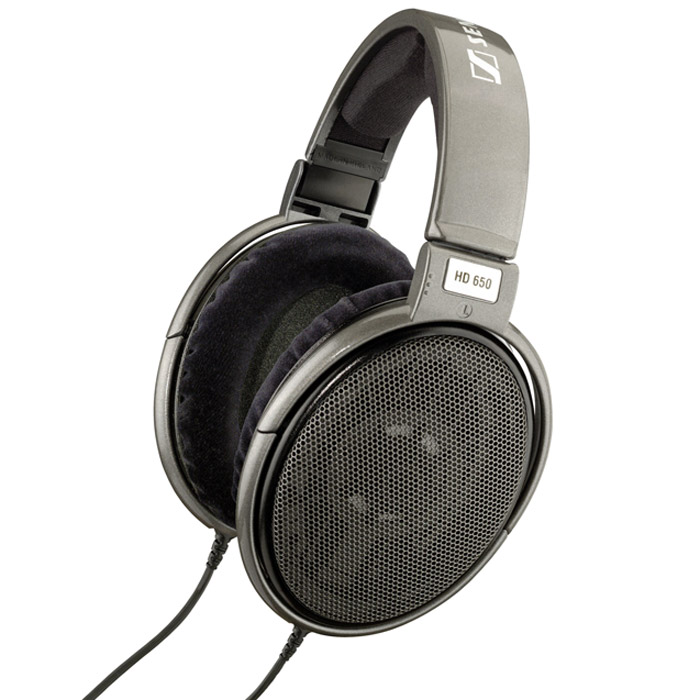 Sennheiser HD 65015119227 Sennheiser HD 65015119227Наушники Sennheiser HD 650 способны восхитить всех ценителей высококачественной звуковой техники. По звуковым характеристикам HD 650 приближаются к легендарным электростатическим Orpheus: каждый нюанс исполнения внезапно становится кристально ясным, звук - живым, а ваша гостиная превращается в персональный концертный зал. HD 650 - это наушники с душой, отличающиеся роскошными басами и приятной, естественно звучащей серединой.В них применяется сложная система демпфирования, уменьшающая резонансы и влияние стоячих волн внутри диафрагмы, что обеспечивает еще более точное воспроизведение звуковых образов, достоверность вокала и речи, а также сбалансированные, четкие и глубокие басы.HD 650 собираются вручную, при этом используются специально подобранные пары динамиков с минимальным разбросом параметров (+/1 дБ).Специально для HD 650 была разработана новая высокоэффективная система магнитов, выполненных из железистого неодима (Neodymium ferrous) отличающаяся минимальным коэффициентом гармонических и интермодуляционных искажений. Звуковая катушка из алюминиевой проволоки очень малого веса гарантирует точное и быстрое воспроизведение фронтов сигнала.Подушки амбушюров обтянуты шелком с определенными акустическими характеристиками, обеспечивающими равномерное демпфирование во всем диапазоне частот, а также способствующими уменьшению интермодуляционных и гармонических искажений до невероятного значения - 0,05 %!Заднюю поверхность чашек закрывают высококачественные металические сетки; этот метод обеспечивает открытое, прозрачное (некомпрессированное) звучание. Для подключения используется универсальный коммутационный разъем (джек 6,3 мм с переходником 3,5 мм) с позолоченными контактами, а также кабель из бескислородной меди, упакованный в усиленную кевларом изоляцию.Разработчики проявили внимание и к внешнему виду - элегантная отделка корпуса и оголовья HD 650выполнена в модных серебристых тонах.
