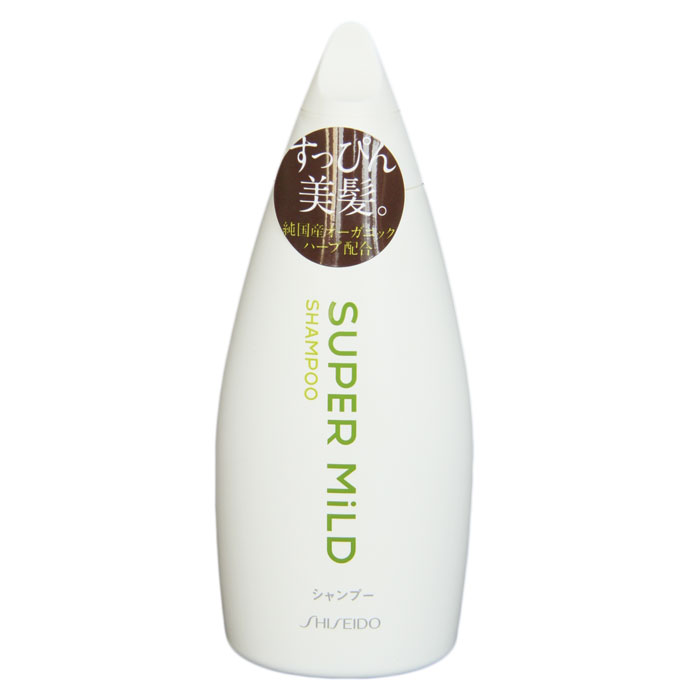Шампунь для волос Shiseido Super Mild, 220 мл892230 Шампунь для волос Shiseido Super Mild, 220 мл892230Супермягкий шампунь для волос Shiseido Super Mild обладает ароматом трав, который освежает и придает чувство легкости. Нежно ухаживая, шампунь сохраняет и удерживает важные компоненты состава волос, предохраняет их от повреждения. Защищает волосы от неблагоприятных факторов, таких как сухость и трение. Экстракт розмарина укрепляет волосы, стимулирует рост, очищает кожу головы от жировых пробок и отмерших частичек, улучшает кровообращение, делает волосы шелковистыми и блестящими. Экстракт ромашки интенсивно питает, стимулирует рост, смягчает и защищает поверхность волос, придает объем. Протеин овса, масло ростков пшеницы и витамин Е разглаживают и восстанавливают структуру поврежденных волос. Волосы после применения шампуня легко расчесываются. Характеристики: Объем: 200 мл. Артикул: 892230. Производитель: Япония. Товар сертифицирован.