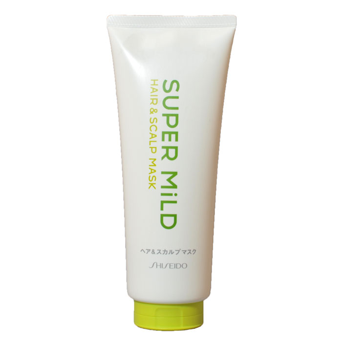 Маска для волос Shiseido Super Mild, 200 г896590 Маска для волос Shiseido Super Mild, 200 г896590Маска для ухода за волосами Shiseido Super Mild обладает ароматом трав, который освежает и придает чувство легкости. Маска интенсивно восстанавливает поврежденные волосы, покрывает защитной пленкой каждый волос и предотвращает появление перхоти. Защищает волосы от неблагоприятных факторов, таких как сухость и трение. Экстракт розмарина, масло перечной мяты и эссенция перца укрепляют волосы, стимулируют рост, очищают кожу головы от жировых пробок и отмерших частичек, улучшают кровообращение, укрепляют корни волос, делают волосы шелковистыми и блестящими. Экстракт ромашки интенсивно питает, стимулирует рост, смягчает и защищает поверхность волос, придает объем. Протеин овса, масло ростков пшеницы и витамин Е разглаживают и восстанавливают структуру поврежденных волос. Минеральное масло выполняет регенерирующие действия на поврежденных участках, придает волосу тонус и упругость, облегчает расчесывание, придает легкость.Способ применения: нанести легкими массажными движениями на вымытые волосы (без кондиционера), оставить на 5 минут, смыть водой. Применять 1-2 раза в неделю. Характеристики: Вес: 200 г. Артикул: 896590. Производитель: Япония. Товар сертифицирован.