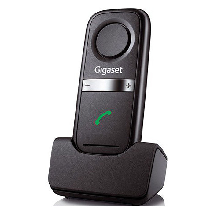Gigaset L410L410 Gigaset L410L410Модуль громкой связи L410 для беспроводных DECT телефонов Gigaset.Gigaset L410 — это совершенно новый уровень комфорта при общении по телефону. Данное устройство представляет собой компактный модуль громкой связи, с помощью которого можно общаться, не отрываясь от домашних дел. Прикрепив его к своей одежде, вы будете наслаждаться превосходным качеством звука. Телефонные звонки можно принимать непосредственно на Gigaset L410 или перенаправлять на данный модуль с трубки DECT/GAP нажатием одной кнопки. Кроме того, Gigaset L410 поддерживает энергосберегающую технологию ECO DECT2, экономя электроэнергию и уменьшая уровень электромагнитного излучения. Испытайте подлинный комфорт общения вместе с Gigaset L410!Комфортное общениеС модулем громкой связи Gigaset L410 вам не придется страдать от неудобств, связанных с использованием обычной телефонной трубки. Достаточно прикрепить его к верху одежды, и Ваши руки освободятся для других дел. Качество звука при этом остается потрясающе высоким. В отличие от гарнитур, одеваемых на голову, Gigaset L410 никак не стеснит Вас. Вы даже можете позабыть о том, что вообще его носите, настолько комфортным становится общение по телефону!Простое подключение и настройкаGigaset L410 — это свобода общения без каких-либо сложностей. Этот модуль легко установить и настроить — достаточно просто зарегистрировать его на базовой станции телефона DECT/GAP, причем Gigaset L410 является совместимым со всеми беспроводными и проводными телефонами с поддержкой стандартов DECT и GAP. Перенаправление звонка с обычной телефонной трубки на данный модуль громкой связи осуществляется одним нажатием на кнопку. Помимо беспрепятственного переключения между Gigaset L410 и телефонной трубкой Вы можете принимать и завершать звонки непосредственно на Gigaset L410. Хотите устроить телефонную конференцию? Воспользуйтесь сразу двумя такими модулями! Два человека смогут говорить по ним одновременно.Непревзойденная легкостьGigaset L410 нисколько не отяготит Вас. Это устройство весит лишь 30 грамм, поэтому Вы можете даже забыть о том, что оно вообще закреплено на вашей одежде. При этом L410 обладает большой зоной действия — до 50 м от базовой станции в помещении и до 300 м на улице. Заряженный модуль громкой связи работает в режиме разговора 5 часов или находиться в режиме ожидания около 120 часов.Идеальный звук и четкая индикацияGigaset L410 позволяет изменять громкость звука в процессе телефонного разговора, а высокое качество звучания даст возможность уловить каждое слово собеседника. Система индикации на основе светодиодов известит вас о входящих звонках, необходимости подзарядки аккумулятора и т.д.ECO DECT: Экономия электричества и низкий уровень излученияМодуль громкой связи Gigaset L410 оснащается экономичным импульсным блоком питания, который способствует экономии электричества, а, следовательно, и ваших денег. Данное устройство умеет изменять мощность сигнала своего передатчика в зависимости от расстояния до базовой станции. Более того, Вы можете самостоятельно уменьшить этот параметр на 80%6, выбрав режим работы ECO Mode. Еще одной экономичной функцией является ECO Mode Plus с нулевым излучением, которая используется при работе модуля громкой связи и телефонной трубки в режиме ожидания.