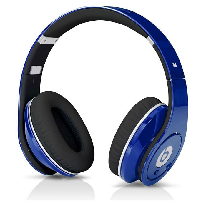 Beats by Dr.Dre Studio, Blue900-00069-03_MH992ZM/A Beats by Dr.Dre Studio, Blue900-00069-03_MH992ZM/AНаушники Beats by Dr.Dre Studio разрабатывались совместно с легендарным известным на всю Америку рэппером Доктором Дрэ (Dr.Dre) и инженерами из известной американской компании Monster Lab USA. Над стильным внешним видом наушников поработал дизайнер Роберт Бруннер. Доктор Дре, чье имя было дано наушникам, принимал в их тестировании активное участие и давал ценные советы, ведь ему, как музыканту, известно все о качестве звука. Данные наушники очень популярны США, где их носят лучшие ди-джеи, музыканты и артисты. Даже компания Apple признала их качество и рекомендовала для своей техники. От других моделей наушников Monster Beats By Dre данную модель отличает алюминиевый корпус, еще большая комфортность в носке и улучшенное звучание. От профессионалов профессионалам! Все о звуке:Сочетание экстра-чувствительного микрофона, мощного цифрового усилителя звука, глубоких супер-басов (фирменная запатентованная технология), ровного неискаженного уровня звука и кристально чистого вокала делает эти наушники лидерами в своей отрасли. Вы не найдете ничего лучшего! Наушники рекомендованы компанией Apple.Меньше шума, больше музыки:Компания Монстер Лаб ЮСЭЙ внедрила в наушники свою фирменную, запатентованную технологию подавления внешнего шума, благодаря чему Вас больше никто не заставит убавить звук или сменить мелодию. Вы останетесь наедине с Вашем любимым исполнителем. Фирменная проверка звучания от Apple:Запатентованная технология проверки звучания от компании Apple, реализованная в iTunes, сохранит на тех же уровнях все ваши музыкальные треки, которые играют на независимой от Вас громкости. Превосходный цифровой усилитель обеспечивает неповторимое и не слыханное до этого качество звучания. Полностью совместимы с Apple iPhone/iPod:Фирменный микрофон Monster iSoniTalk со встроенной, в него, кнопкой ответа и приема входящих вызовов,позволят Вам слегкостью отвечать на звонки во время прослушивания любимой музыки.