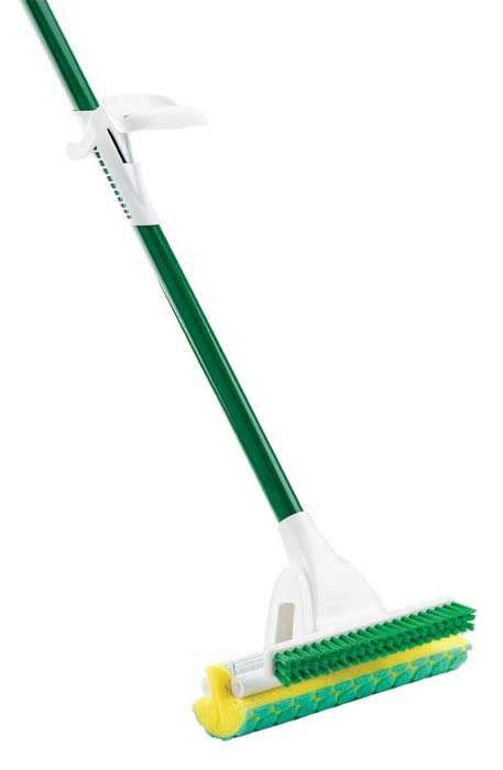 Швабра роликовая Libman Nitty Gritty. 0201202012 Швабра роликовая Libman Nitty Gritty. 0201202012Швабра Libman Nitty Gritty оснащена губкой, которую можно легко отжать, при помощи роликового механизма отжима, потянув за рукоятку на ручке, а так же дополнительной щеткой с жесткой щетиной для очистки ковровых поверхностей. На цельнометаллической ручке имеется наконечник для подвешивания, с помощью которого швабра будет занимать мало места. Швабра подходит для всех поверхностей устойчивых к влаге. Насадка при необходимости легко меняется.Оригинальная, современная, удобная швабра сделает уборку эффективнее и приятнее. Характеристики:Материал: металл, пластик, полиэстер. Ширина рабочей поверхности:28 см. Длина ручки:118 см. Производитель:США. Артикул:02012. Компания Libman основана в 1896 году выходцем из Латвии Вильемом Либманом, задавшимся целью создавать высококачественные и долговечные изделия для уборки - веники, из сельскохозяйственных отходов и стеблей сорго. Унаследовавшие бизнес, сыновья Вильяма Либмана, не только сохранили компанию во время Великой депрессии, но укрепили и расширили ее. В 1980 году были введены новейшие технологии, позволившие компании стать одной из крупнейших в США по производству уборочного инвентаря.На сегодняшний день Libman - это компания с мировым именем, благодаря высокому качеству и разнообразию уборочного инвентаря, признана потребителями всего мира. УВАЖАЕМЫЕ КЛИЕНТЫ! Просим обратить внимание на возможные изменения в дизайне губки. Отгрузка производится из имеющегося наличия на складе.