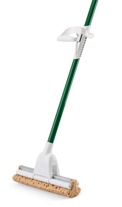 Швабра роликовая Libman Nitty Gritty. 0202602026 Швабра роликовая Libman Nitty Gritty. 0202602026Швабра Libman Nitty Gritty оснащена насадкой, выполненной из океанической губки, которую можно легко отжать, при помощи роликового механизма отжима, потянув за рукоятку на ручке. На цельнометаллической ручке имеется наконечник для подвешивания, с помощью которого швабра будет занимать мало места. Швабра подходит для всех поверхностей устойчивых к влаге. Особенно рекомендуется для деревянного пола. Насадка при необходимости легко меняется.Оригинальная, современная, удобная швабра сделает уборку эффективнее и приятнее. Характеристики:Материал: металл, пластик, полиэстер. Ширина рабочей поверхности:25,5 см. Длина ручки:118 см. Производитель:США. Артикул:02026. Компания Libman основана в 1896 году выходцем из Латвии Вильемом Либманом, задавшимся целью создавать высококачественные и долговечные изделия для уборки - веники, из сельскохозяйственных отходов и стеблей сорго. Унаследовавшие бизнес, сыновья Вильяма Либмана, не только сохранили компанию во время Великой депрессии, но укрепили и расширили ее. В 1980 году были введены новейшие технологии, позволившие компании стать одной из крупнейших в США по производству уборочного инвентаря.На сегодняшний день Libman - это компания с мировым именем, благодаря высокому качеству и разнообразию уборочного инвентаря, признана потребителями всего мира.