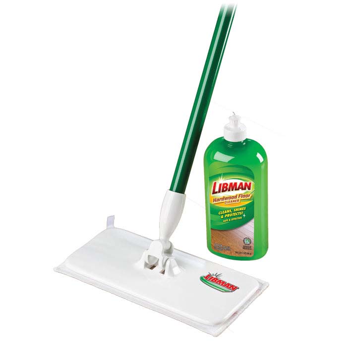 Набор Libman для уборки пола, 2 предмета02048 Набор Libman для уборки пола, 2 предмета02048Набор Libman для уборки пола в коробке включает в себя:швабру-полотер, состоящую из металлической рукоятки, на которой имеется наконечник для подвешивания, с помощью которого швабра будет занимать мало места, и насадки из микрофибры, которая отлично впитывает воду, легко справляется с загрязнениями,моющую жидкость во флаконе. Жидкость с ароматом цитруса предназначена для нанесения непосредственно на пол, растирается полотером, очищает поверхность и придает блеск. Особенно рекомендуется для паркета или ламината. Характеристики:Материал:пластик, полиамид, металл, моющая жидкость. Ширина насадки:28 см х 13 см. Длина ручки:140 см. Объем моющей жидкости: 709 мл. Производитель:США. Артикул:02048. Компания Libman основана в 1896 году выходцем из Латвии Вильемом Либманом, задавшимся целью создавать высококачественные и долговечные изделия для уборки - веники, из сельскохозяйственных отходов и стеблей сорго. Унаследовавшие бизнес, сыновья Вильяма Либмана, не только сохранили компанию во время Великой депрессии, но укрепили и расширили ее. В 1980 году были введены новейшие технологии, позволившие компании стать одной из крупнейших в США по производству уборочного инвентаря.На сегодняшний день Libman - это компания с мировым именем, благодаря высокому качеству и разнообразию уборочного инвентаря, признана потребителями всего мира.