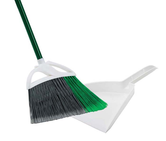 Щетка Libman из полимерных волокон. 0024800248 Щетка Libman из полимерных волокон. 0024800248Щетка Libman для подметания, выполнена из гибких полимерных волокон, расщепленных на кончиках. Одна сторона щетки удлинена для выметания мусора с углов и других труднодоступных мест. В комплект входит цельнометаллическая рукоятка и широкий прочный совок с ручкой-креплением.Характеристики:Материал:пластик, полиамид, металл. Ширина метущего полотна:32 см. Длина ручки:120 см. Производитель:США. Артикул:00248. Компания Libman основана в 1896 году выходцем из Латвии Вильемом Либманом, задавшимся целью создавать высококачественные и долговечные изделия для уборки - веники, из сельскохозяйственных отходов и стеблей сорго. Унаследовавшие бизнес, сыновья Вильяма Либмана, не только сохранили компанию во время Великой депрессии, но укрепили и расширили ее. В 1980 году были введены новейшие технологии, позволившие компании стать одной из крупнейших в США по производству уборочного инвентаря.На сегодняшний день Libman - это компания с мировым именем, благодаря высокому качеству и разнообразию уборочного инвентаря, признана потребителями всего мира.