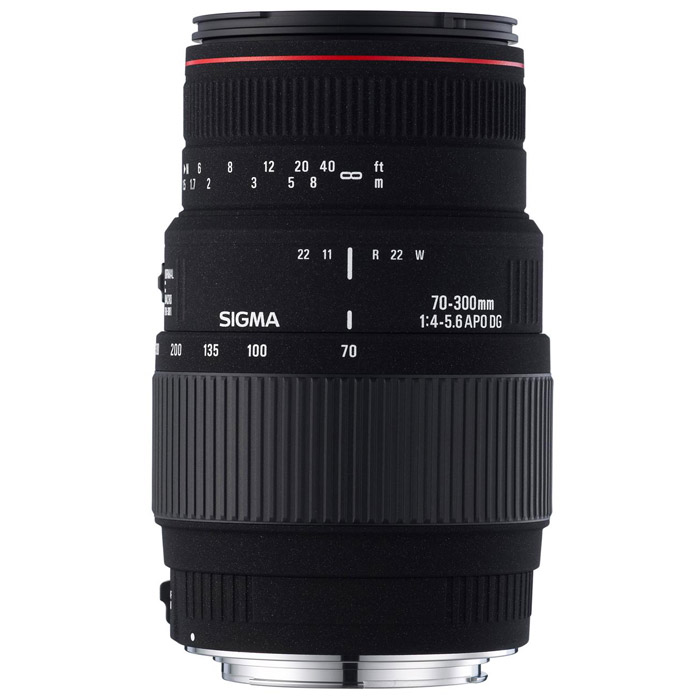 Sigma AF 70-300mm F4-5.6 APO MACRO DG, Nikon5A9955 Sigma AF 70-300mm F4-5.6 APO MACRO DG, Nikon5A9955Высококачественный теле-макро объектив Sigma AF 70-300/4-5.6 APO Macro прекрасно подходит для портретной съемки, фотографирования спортивных событий, дикой природы и других объектов, для которых требуется наличие мощного телеобъектива.Конструкция этого объектива включает три элемента из низкодисперсионного стекла (SLD, Special Low Dispersion): два в передней группе линз и один в задней. Это обеспечивает эффективную коррекцию хроматической аберрации при любом фокусном расстоянии. В положении теле (300 мм) возможна макросъемка с максимальным увеличением 1:2. Для переключения между режимом макро и обычным режимом при работе на фокусных расстояниях 200-300 мм предусмотрен специальный селектор.Используемые технологии:APO - Линзы из низкодисперсного стекла (SLD, Special Low Dispersion) сводят к минимуму хроматические аберрацииDG - Объективы DG будут идеальным выбором для пользователей зеркальных цифровых фотокамер, однако эти объективы совместимы и с традиционными пленочными аппаратами
