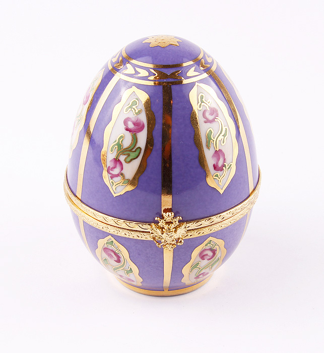 Яйцо-шкатулка с сюрпризом  в стиле Фаберже. Фарфор, роспись, золочение. Франция, 1970-е гг.