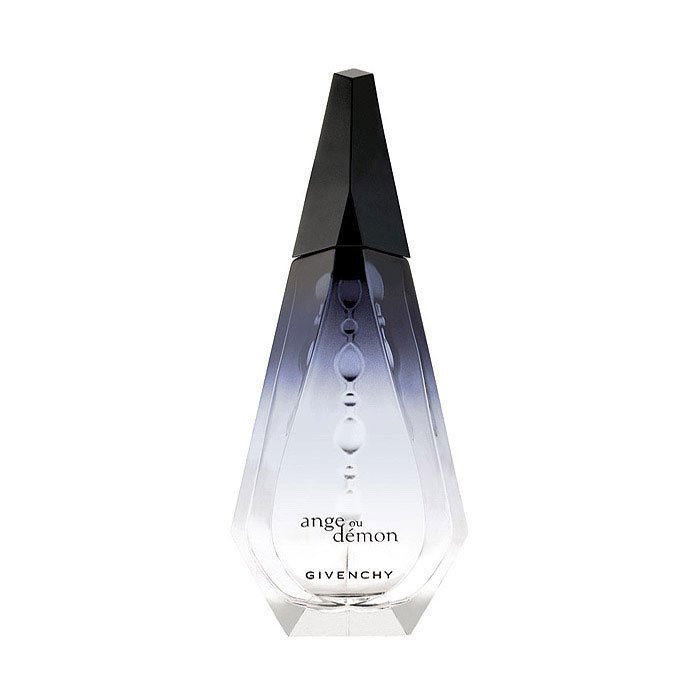 Givenchy Парфюмерная вода Ange Ou Demon, женская, 30 млP037330 Givenchy Парфюмерная вода Ange Ou Demon, женская, 30 млP037330Лицом аромата Givenchy Ange Ou Demon стала Мари Стейсс, двадцатилетняя дочь премьер-министра Франции Доминика де Вильпена. Два лица девушки - ангельское и дьявольское - изображены на рекламных плакатах. Сам аромат - сенсация: Новинка представляет собой настоящую ДНК Givenchy: французский стиль, элегантный шик, игривую спонтанность и истинно аристократическую душу - заявила Изабель Джекс, маркетинг-директор компании.Классификация аромата: цветочный, древесный. Верхние ноты: калабрийский мандарин, тимьян, шафран.Ноты сердца: иланг-иланг, орхидея, лилия.Ноты шлейфа: кора дуба, розовое дерево, ваниль, бобы тонка.Ключевые слова:Загадочный, окутывающий, теплый, чувственный!Самый популярный вид парфюмерной продукции на сегодняшний день - парфюмерная вода. Это объясняется оптимальным балансом цены и качества - с одной стороны, достаточно высокая концентрация экстракта (10-20% при 90% спирте), с другой - более доступная, по сравнению с духами, цена. У многих фирм парфюмерная вода - самый высокий по концентрации экстракта вид товара, т.к. далеко не все производители считают нужным (или возможным) выпускать свои ароматы в виде духов. Как правило, парфюмерная вода всегда в спрее-пульверизаторе, что удобно для использования и транспортировки. Так что если духи по какой-либо причине приобрести нельзя, парфюмерная вода, безусловно, - самая лучшая им замена.Товар сертифицирован.