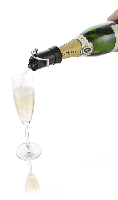 Пробка-каплеуловитель VacuVin Champagne Saver для сохранения шампанских вин18804606 Пробка-каплеуловитель VacuVin Champagne Saver для сохранения шампанских вин18804606Приспособление VacuVin Champagne Saver, изготовленное из пластика и металла, не дает пузырькам выходить наружу и минимизирует взаимодействия шампанского с воздухом. При этом, благодаря уникальной системе, с помощью данного приспособления вы можете разливать шампанское, не заботясь о том, что вы капнете на скатерть. Все капли будут пойманы и возвращены обратно в бутылку. Пробка-каплеуловитель подходит для большинства бутылок с шампанским. Такое устройство просто необходимо для любого торжества. Пробка-каплеуловитель VacuVin Champagne Saver позволит вам наслаждаться бутылкой шампанского в течение недели. Характеристики:Материал: пластик, металл. Размер пробки-каплеуловителя: 7,5 см х 5 см х 5 см. Размер упаковки: 10,5 см х 8,5 см х 5 см. Производитель: Нидерланды. Артикул: 1880460.