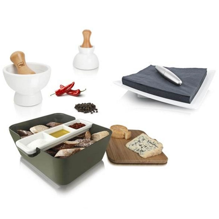 Подарочный набор VacuVin Tapas Set, 7 предметов2889060 Подарочный набор VacuVin Tapas Set, 7 предметов2889060Подарочный набор VacuVin Tapas Set, выполненный из пластика, бамбука и керамики, прекрасно подойдет для подачи свежего хлеба с соусом к застолью. На доске из бамбука можно легко порезать французский батон, итальянский хлеб с травами или другой домашний хлеб. Положите готовые кусочки в большую емкость для сервировки, а в керамической подставке с тремя выемками подайте различные соусы. В ступке можно растереть пестиком крупные специи, добавив свежий и яркий аромат соусу. А цилиндрический пресс удержит салфетки на месте, когда вы будете брать одну из них. С набором VacuVin Tapas Set хлеб и соусы всегда будут рядом, и эту емкость легко можно передать соседу по столу. Бамбуковую доску можно также использовать как крышку, что удобно для вечеринки на свежем воздухе или в преддверии появления гостей. С набором VacuVin Tapas Set хлеб можно подать со вкусом! Характеристики:Материал: пластик, дерево, металл, керамика. Размер корзинки: 24,5 см х 20 см х 10 см. Размер разделочной доски: 24 см х 20 см х 1 см. Размер емкости для соусов: 24 см х 6,5 см х 3 см. Размер подставки для салфеток: 20,5 см х 20,5 см. Длина цилиндрического пресса: 13,5 см. Размер ступки для специй: 11,5 см х 8,5 см. Размер пестика для специй: 4,5 см х 9,5 см. Размер упаковки: 14,5 см х 24,5 см х 25 см. Изготовитель: Нидерланды. Артикул: 2889060.