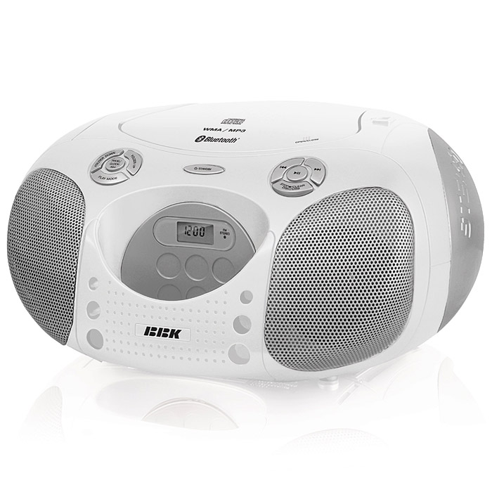 BBK BX110BT, White15119049 BBK BX110BT, White15119049BBK BX110BT – ультрасовременная CD-магнитола со встроенным Bluetooth-модулем, которая позволяет устроить зажигательную вечеринку где угодно – под открытым небом, в центре города или на даче у друзей. Модель поддерживает протокол A2DP, что дает возможность подключить ее к большинству устройств, имеющих Bluetooth. CD-магнитола воспроизводит MP3-файлы с USB-носителей или компакт-дисков формата CD/CD-R/CD-RW. Порядок проигрывания треков задается при выборе одного из предусмотренных режимов: P-Mode (программирование воспроизведения) или RANDOM (воспроизведение в произвольном порядке). Для приема эфирных радиостанций в BX110BT предусмотрен тюнер Digital Readout (отображение выбранной частоты на цифровом дисплее). Благодаря наличию линейного входа музыку можно слушать не только с CD-дисков и флеш-брелоков, но и с портативного плеера. Модель доступна в двух цветовых вариантах: белом и черно-желтом.Аналоговый FM/AM-тюнерПоддержка A2DP или любых других Bluetooth-устройствВоспроизведение в произвольном порядке (RANDOM)Программирование воспроизведенияUSB-порт для подключения MP3-плеера и flash-носителяЛинейный вход для подключения внешних источников сигналаПитание от батареек: 6 батареек типа R14/UM-2