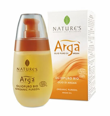 Масло арганы Natures Arga, 50 мл60150917 Масло арганы Natures Arga, 50 мл60150917Масло арганы известно как золото берберов и ценится на протяжении столетий за свои уникальные качества. Масло арганы богато на жирные кислоты, витамины и антиоксиданты. Идеально для ухода за лицом и телом. Масло арганы Natures Arga эффективно справляется с такими недостатками кожи как сухость, обезвоженность, покраснение, потеря эластичности, упругости, мимическими морщинками, мелкими рубцами, растяжками и с недостатками волос: чрезмерная сухость, секущиеся кончики, тусклый цвет. Высокое содержание чистого масла арганы (99,35%) обеспечивает заметный омолаживающий эффект, питание, увлажнение, смягчение кожи, возвращает цветущий вид. Нежный цитрусовый аромат дает немедленное ощущение благополучия и поднимает настроение. Каждой женщине следует всегда носить его с собой как средство от всех проблем.Способ применения:Лицо: нанесите легкими массажными движениями на тщательно очищенное лицо или добавьте в ваш обычный крем. Особенно рекомендуется использовать вечером вместо ночного крема. Масло быстро впитывается. Следует избегать контакта с глазами.Тело: После ванны или душа, нанести массажными движениями на все тело до полного впитывания.Волосы: нанести на сухие или влажные волосы по всей длине, особенно на секущиеся концы для придания блеска и защиты поврежденных волос Питательная восстанавливающая маска: перед применением шампуня нанести на кожу головы и на сухие волосы по всей длине. Слегка помассировать и оставить на 30 минут, затем вымыть шампунем Шелковистый из серии Natures. Маска защищает от сухости из-за воздействия солнца, морской воды и хлора в бассейне. Ногти: для укрепления слабых, ломких, слоящихся ногтей опустите чистые руки в раствор из равных частей чистого масла и лимонного сока на 15 минут. Повторить по мере необходимости, но не реже одного раза в неделю.Массаж: Продукт рекомендован для массажа и самомассажа. Характеристики:Объем: 50 мл.Производитель: Италия.Артикул:60150917.Товар сертифицирован.