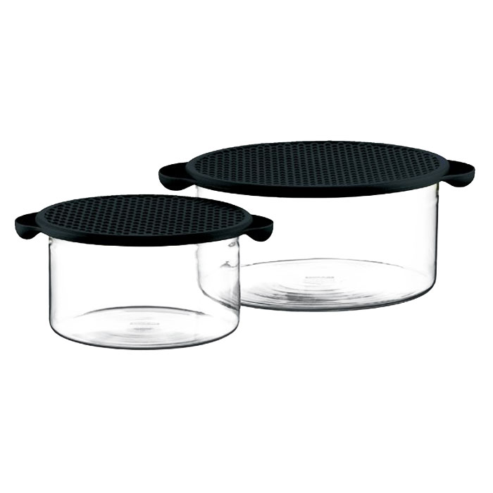 Набор мисок Bodum Hot Pot 2 шт, цвет: черный K10127-01K10127-01 Набор мисок Bodum Hot Pot 2 шт, цвет: черный K10127-01K10127-01Миски Hot Pot являются универсальным приобретением для любой кухни. С их помощью можно готовить блюда, хранить продукты и даже сервировать стол. Емкости Hot Pot изготавливается из специального боросиликатного стекла, которое, в отличие от обычного, остается очень прочным даже при минимальной толщине. Поэтому прозрачная и изящная емкость отлично переносит высокие температуры, находясь на плите или в духовке. Не менее жаростойкой является и силиконовая крышка емкости Hot Pot, которая вполне может выступить в качестве подставки под блюда, нагретые до 220°C или прихватки. Переводя дословно название Hot Pot, получаем почти сказочное горячий горшочек. И действительно, сложно найти более сказочный кухонный предмет, который при своей внешней простоте выполнял бы столько функций одновременно.Характеристики: Материал: стекло, силикон. Объем: 1 л, 2,5 л. Диаметр большой миски: 21,5 см. Диаметр малой миски: 17 см. Высота большой миски: 10,5 см. Высота малой миски: 8,5 см. Цвет крышки: черный. Размер упаковки: 22,5 см х 11,5 см х 22,5 см. Артикул: K10127-01.