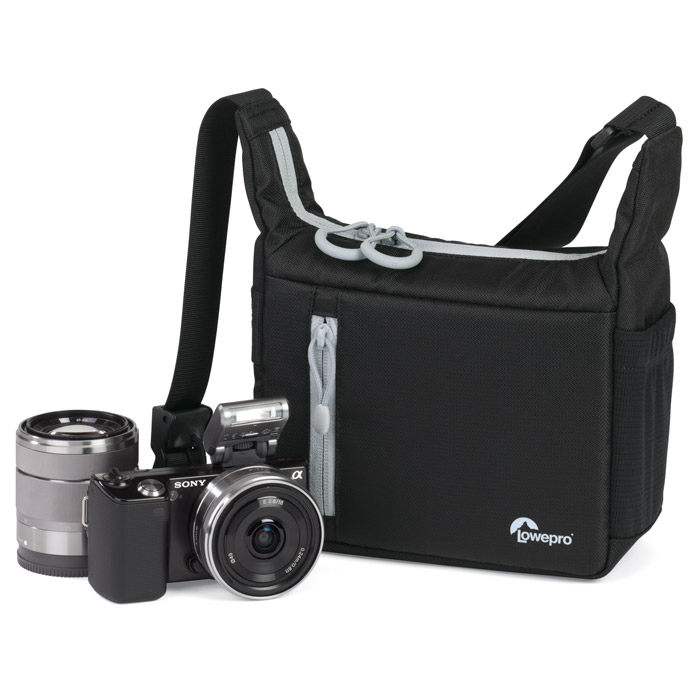 Lowepro StreamLine 100, BlackStreamLine 100 черный Lowepro StreamLine 100, BlackStreamLine 100 черныйСумка Lowepro StreamLine 100 создана специально для хранения и переноски компактных системных фотокамер. Легкая плечевая сумка надежно защитит не только камеру со сменными объективами (Sony NEX, Olympus PEN, Panasonic GF series и Samsung NX 100), но и уместит в себе несколько дополнительных объективов и аксессуары.Сумка имеет 2 внешних кармана на застежке-молнии и боковой карман-сетку для мелких аксессуаров, таких как телефон, крышка от объектива или документы. Петли SlipLock позволяют закрепить дополнительные совместимые чехлы для объективов. Длина плечевого ремня регулируется за счет специальной застежки, которая крепко фиксирует ремень.