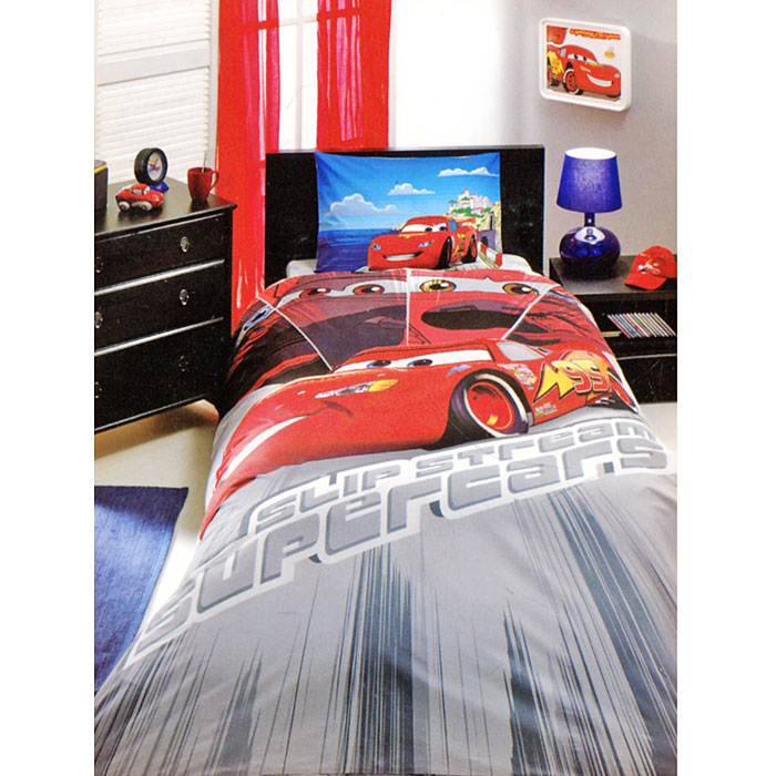 Постельное белье Cars Face Movie (1,5 спальный детский КПБ, ранфорс, наволочка 50х70), цвет: красный7012B-8800003418 Постельное белье Cars Face Movie (1,5 спальный детский КПБ, ранфорс, наволочка 50х70), цвет: красный7012B-8800003418Комплект детского постельного белья Cars Face Movie, изготовленный из натурального хлопка, подарит вашему ребенку встречу с любимым героем полюбившегося мультфильма и порадует яркостью и красочностью дизайна. Комплект состоит из пододеяльника, простыни и наволочки.Комплект постельного белья Cars Face Movie осуществит заветную мечту ребенка окунуться в волшебный мир сказок, а любимые персонажи создадут атмосферу уюта для вашего малыша. Характеристики: Страна: Турция. Материал: ранфорс (100% хлопок). Размер упаковки: 35,5 см х 16 см х 15 см. В комплект входят: Пододеяльник - 1 шт. Размер: 160 см х 220 см. Простыня - 1 шт. Размер: 180 см х 260 см. Наволочка - 1 шт. Размер: 50 см х 70 см.Продукция торговой марки ТАС производится турецким холдингом ZORLU. Она завоевала доверие российских покупателей высоким качеством продукции и тщательно разрабатываемой коллекцией текстильных изделий. Комплекты постельного белья из ранфорса приятно удивят покупателей мягкостью и нежностью ткани, яркостью расцветок, оригинальностью дизайнов.
