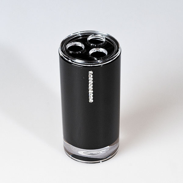 Стакан для зубных щеток Diamond Black, цвет: черный694703 Стакан для зубных щеток Diamond Black, цвет: черный694703Стакан для зубных щеток Diamond Black изготовлен из акрила черного цвета и украшен стразами. Стакан имеет три отверстия для зубных щеток. Зубная щетка легко загрязняется, поэтому ее следует содержать в абсолютной чистоте. Хранение зубных щеток в специальном стакане заметно снижает количество микроорганизмов в самой щетке, а щетинки сохраняют свою твердость и форму. Стакан Diamond Black сохранит ваши зубные щетки и станет стильным аксессуаром, который украсит интерьер ванной комнаты. Характеристики: Материал: акрил, стразы. Диаметр стакана: 6,3 см. Высота стакана: 13,5 см. Размер упаковки: 7 см х 7 см х 15 см. Артикул: 694703.