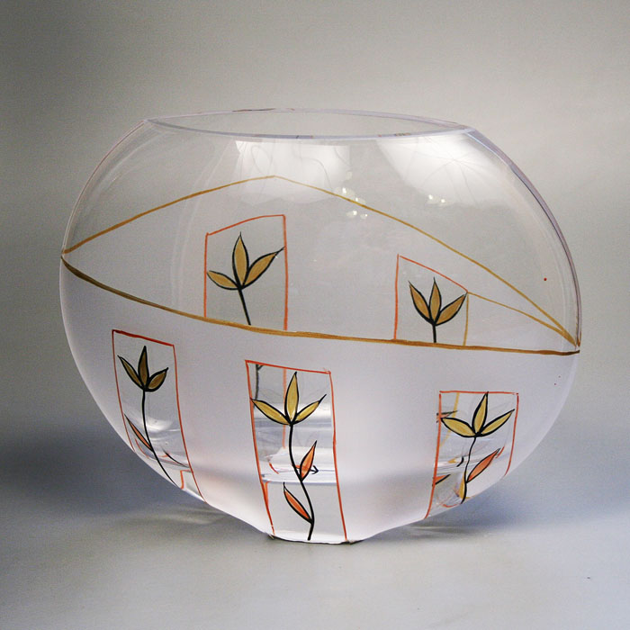 Вазон Deco-Glass, высота 16 см. АС 04120/0160/АА-D823АС 04120/0160/АА-D823 Вазон Deco-Glass, высота 16 см. АС 04120/0160/АА-D823АС 04120/0160/АА-D823Элегантный вазон Deco-Glass изготовлен из высококачественного матового стекла и декорирован ручной росписью. Эксклюзивный вазон подчеркнет оригинальность интерьера и прекрасный вкус хозяина. Создайте в своем доме атмосферу уюта, преображая интерьер стильными, радующими глаза предметами. Также вазон может стать хорошим подарком вашим друзьям и близким. Характеристики:Материал:стекло. Размер вазона (Ш х Д х В):22 см х 9 см х 16 см. Размер упаковки: 22 см х 9,5 см х 18 см. Артикул: АС 04120/0160/АА-D823.