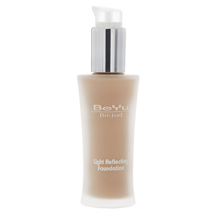 BeYu Крем тональный Light Reflecting Foundation, тон №05, 30 мл38625 BeYu Крем тональный Light Reflecting Foundation, тон №05, 30 мл38625Легкий тональный крем BeYu Light Reflecting Foundation создан для преображения вашей кожи. Светоотражающие частицы в его составе рассеивают свет и сглаживают мелкие недостатки кожи, делая ее совершенной при любом освещении. Он особенно подходит обладательницам смешанного типа кожи: входящий в состав уникальный компонент сквален кондиционирует и питает кожу. Специальные абсорбенты активизируются только на жирных участкахлица, матируя и предотвращая появление блеска. Крем содержит витамин Е и солнцезащитный фильтр SPF 8, что надежно оградит вашу кожу от вредного воздействия окружающей среды. Стильный флакон из матового стекла, с дозатором особенно удобен в применении, его гигиеничность и экономичность сложно недооценить. Характеристики: Объем: 30 мл. Тон: №05. Производитель: Германия. Артикул:38625. Товар сертифицирован.