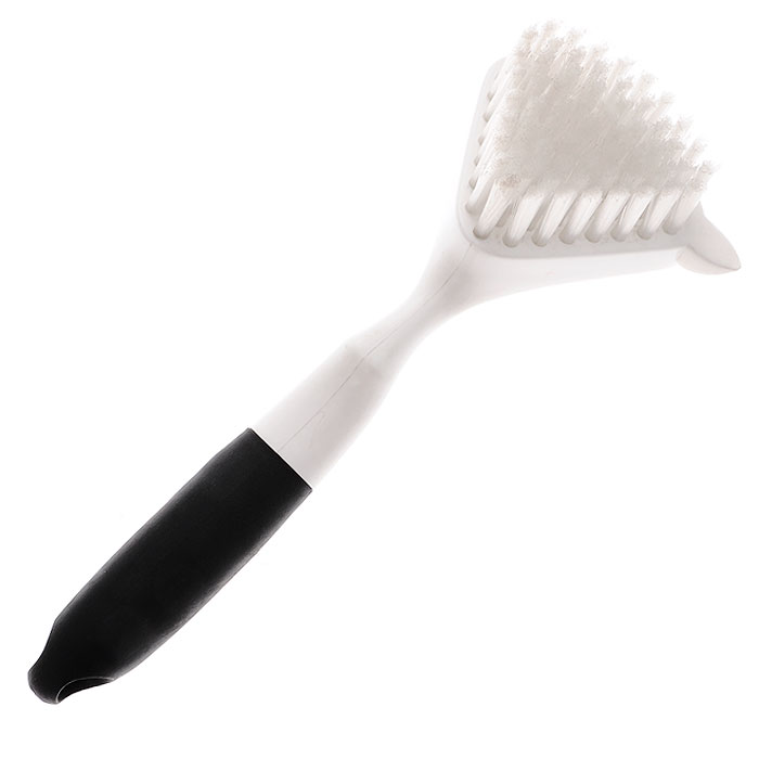 Щетка Libman, с приспособлением для удаления глазков. 0104001040_Черный Щетка Libman, с приспособлением для удаления глазков. 0104001040_ЧерныйЩетка Libman предназначена для очищения овощей и фруктов. Благодаря специальному приспособлению, расположенного сбоку, можно с легкостью удалять глазки или другие повреждения.Щетка выполнена с удобной прорезиненной черной ручкой с отверстием на конце, благодаря которому ее можно подвесить в удобном для вас месте. Характеристики:Материал: пластмасса, полимерные материалы. Размер щетины: 7,5 см х 9 см х 2 см. Длина ручки: 16 см. Изготовитель: США. Артикул: 01040.Компания Libman основана в 1896 году выходцем из Латвии Вильемом Либманом, задавшимся целью создавать высококачественные и долговечные изделия для уборки - веники, из сельскохозяйственных отходов и стеблей сорго. Унаследовавшие бизнес, сыновья Вильяма Либмана, не только сохранили компанию во время Великой депрессии, но укрепили и расширили ее. В 1980 году были введены новейшие технологии, позволившие компании стать одной из крупнейших в США по производству уборочного инвентаря.На сегодняшний день Libman - это компания с мировым именем, благодаря высокому качеству и разнообразию уборочного инвентаря, признана потребителями всего мира.