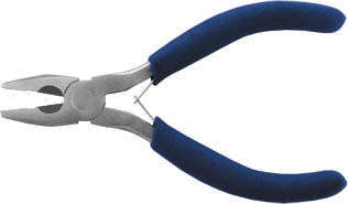 Пассатижи FIT, 120 мм51125 Пассатижи FIT, 120 мм51125Пассатижи Fit изготовлены из инструментальной стали. Они предназначены для захвата, зажима и удержания мелких деталей. Имеют эргономичные ручки. Характеристики: Материал:сталь, пластик. Общая длина:12 см. Размер плоскогубцев: 12,5 см х 6 см х 1 см. Размер упаковки: 19 см х 6 см х 1 см.