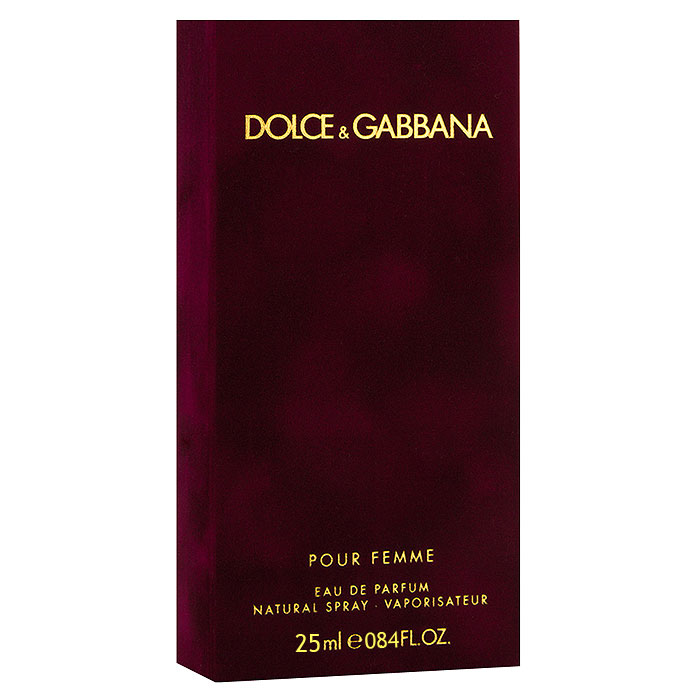 Dolce & Gabbana Парфюмерная вода Pour Femme, 25 мл0737052597980 Dolce & Gabbana Парфюмерная вода Pour Femme, 25 мл0737052597980Dolce & Gabbana Pour Femme - прошло 20 лет с тех пор, как знаменитый дизайнерский дуэт D&G представил миру свой первый женский аромат Dolce & Gabbana. Аромат сразу же стал бестселлером на многие годы. В сентябре 2012 года знаменитые творцы решили выпустить более зрелую версии дебютного аромата.Классификация аромата: цветочный.Пирамида аромата:Верхние ноты: малина, мандарин, нероли.Ноты сердца: жасмин, цветы апельсина.Ноты шлейфа: ваниль, зефир, гелиотроп, сандал.Ключевые словаМанящий, сладкий, страстный, чувственный, яркий! Характеристики:Объем: 25 мл. Производитель: Великобритания. Самый популярный вид парфюмерной продукции на сегодняшний день - парфюмерная вода. Это объясняется оптимальным балансом цены и качества - с одной стороны, достаточно высокая концентрация экстракта (10-20% при 90% спирте), с другой - более доступная, по сравнению с духами, цена. У многих фирм парфюмерная вода - самый высокий по концентрации экстракта вид товара, т.к. далеко не все производители считают нужным (или возможным) выпускать свои ароматы в виде духов. Как правило, парфюмерная вода всегда в спрее-пульверизаторе, что удобно для использования и транспортировки. Так что если духи по какой-либо причине приобрести нельзя, парфюмерная вода, безусловно, - самая лучшая им замена.Товар сертифицирован.