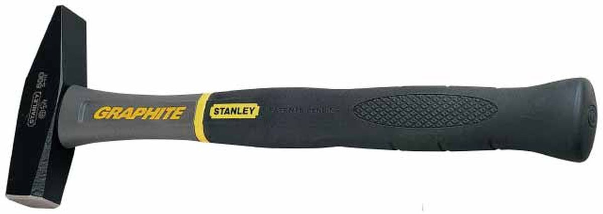 Молоток слесарный Stanley Graphite, 800 г1-54-913 Молоток слесарный Stanley Graphite, 800 г1-54-913Молоток слесарный Stanley Graphite имеет два разных бойка - один ровный, другой сужающийся и удобную пластиковую обрезиненную ручку. Применяется для гибки металла, вбивания гвоздей, осадки шпонок. Острой стороной можно забивать маленькие гвозди. Ручка Graphite- головка не может быть отделена от ручки благодаря эксклюзивному неразрушаемому соединению. Ручка содержит внутри графитовый стержень. Очень удобный в обращении молоток с превосходным балансом. Поглощение вибрации за счет сочетания покрытия из мягкого эластомера и графитового стержня: в 5 раз лучше, чем у традиционного молотка с деревянной ручкой. Характеристики: Материал: металл, пластик. Длина ручки: 29 см. Вес: 800 г. Размеры упаковки: 33 см х 13 см х 3 см.
