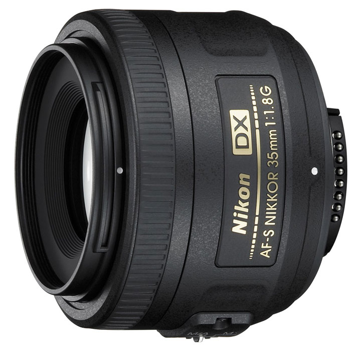 Nikon AF-S Nikkor DX 35mm f/1.8G объективJAA132DA Nikon AF-S Nikkor DX 35mm f/1.8G объективJAA132DAОбъектив Nikon AF-S Nikkor DX 35mm f/1.8G компактных размеров с широкой диафрагмой и высококачественной оптикой, разработанный фотокамер Nikon с матрицей формата DX. Объектив имеет максимально большую диафрагму f/1,8, которая обеспечивает наличие яркого изображения в видоискателе и идеально подходит для съемки в условиях недостаточного освещения. Обеспечивает высокое разрешение и контраст с тихой автофокусировкой.