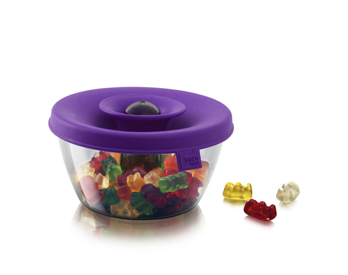 Емкость VacuVin PopSome для хранения орешков, конфет, цвет: фиолетовый, 0,45 л2830860 Емкость VacuVin PopSome для хранения орешков, конфет, цвет: фиолетовый, 0,45 л2830860Емкость VacuVin PopSome, выполненная из высококачественного пищевого пластика, это удобный порционный дозатор для орешков, мармелада, драже. Яркая цветная силиконовая крышка с запатентованной системой герметичного закрытия Оксилок гарантирует плотное закрытие емкости. Потяните горлышко гибкой крышки вверх до хлопка, и откроется небольшое отверстие, через которое можно отсыпать часть содержимого. Емкость VacuVin PopSome отлично подойдет для вечеринок. Ее содержимое легко доступно, и в то же время соблюдается гигиена, так как каждый гость отсыпает себе порцию, не трогая руками остальное. В случае если емкость случайно упадет, ее содержимое не рассыплется. Емкость можно мыть в посудомоечной машине. Емкость Popsome получила в 2010 году премию на выставке промышленного дизайна и вышла в финал конкурса Дизайн товаров для дома 2011. Характеристики:Материал: пластик, резина. Цвет: фиолетовый. Диаметр емкости: 12,5 см. Высота емкости с закрытой крышкой: 8,5 см. Высота емкости с открытой крышкой: 12,5 см. Артикул: 2830860.