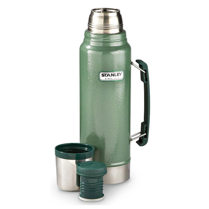 Термос Stanley Legendary Classic, цвет: темно-зеленый, 1,04 л10-01254-038 Термос Stanley Legendary Classic, цвет: темно-зеленый, 1,04 л10-01254-038Термос Stanley Legendary Classic выполнен из нержавеющей стали, а наружное покрытие абразивостойкая эмаль. Удерживает температуру жидкости в течение 24 часов. Крышку можно использовать как стакан, ее объем 240 мл.Стильный функциональный термос будет незаменим в дороге, на пикнике. Его можно взять с собой куда угодно, и вы всегда сможете наслаждаться горячим домашним напитком.Диаметр термоса: 9,5 см.Высота термоса (с учетом крышки): 35,5 см.