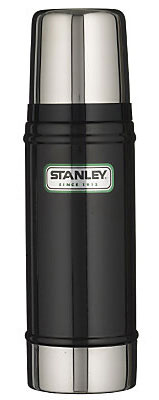 Термос Stanley Legendary Classic, цвет: черный, 0,47 л10-01228-008 Термос Stanley Legendary Classic, цвет: черный, 0,47 л10-01228-008Герметичный термос Stanley изготовлен из высококачественной нержавеющей стали с вакуумной изоляцией и удерживает температуру на протяжении 15 часов. Крышка выполнена в виде термостакана объемом 240 мл. Слив - через поворотную пробку.Стильный функциональный термос будет незаменим в дороге, на пикнике. Его можно взять с собой куда угодно, и вы всегда сможете наслаждаться горячим домашним напитком.