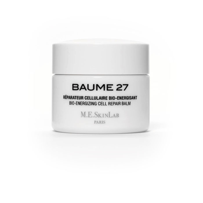 Cosmetics 27 Био-энергетический бальзам Baume 27 для лица, восстанавливающий, 50 млCM27001 Cosmetics 27 Био-энергетический бальзам Baume 27 для лица, восстанавливающий, 50 млCM27001Био-энергетический бальзам Baume 27 является отличным средством для борьбы с признаками старения.Эмульсия, структура которой очень похожа на структуру кожи, обеспечивает отличное проникновение ингредиентов. Быстро и полностью поглощается кожей. Подтягивает и укрепляет клеточные ткани, воздействуя на связи между дермальными и эпидермальными слоями кожи, восстанавливая структуру и сообщение протеинов. Защищает кожу, действуя против свободных радикалов и окисляющих агентов, а также клеточного, физиологического и вынужденного стресса (UVB лучи). Смягчает и успокаивает кожу, подверженную воздействию стресса и агрессивных факторов среды или склонную к аллергическим реакциям, воздействуя на медиаторы воспалительных процессов.Результат: кожа выглядит и чувствует себя обновленной, здоровой и молодой. Становится более плотной. Тон кожи значительно более сияющий. Морщины смягчаются и становятся менее заметными. Баланс кожи восстанавливается, кожа тонизируется и смягчается. Результат виден с самой первой недели использования.Не содержит парабенов, производных нефтехимии или силикона, искусственных красителей. Применение: наносите на тщательно очищенную кожу. Нанесите небольшое количество продукта с помощью специальной лопатки, доза определятся в связи с состоянием кожи. Разогрейте между пальцами, пока бальзам не превратится в тонкую эмульсию. Наносите на лицо, шею и зону декольте, мягко и нежно массируя. Завершите нанесение круговым массажем и смягчите морщинки пальцами (лоб, носогубные складки, гусиные лапки). Наносите бальзам утром и вечером, в зависимости от состояния и потребностей кожи.Характеристики:Объем: 50 мл. Артикул: CM27001. Производитель: Франция. Товар сертифицирован.