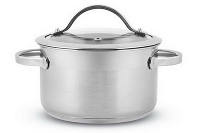 Кастрюля Appetite Classic с крышкой, 1,9 лSH02193 - 16см Кастрюля Appetite Classic с крышкой, 1,9 лSH02193 - 16смКастрюля Appetite Classic, изготовленная из высококачественной нержавеющей стали с комбинацией зеркальной и матовой полировки, имеет трехслойное термоаккумулирующее дно. Особая конструкция дна способствует высокой теплопроводности и равномерному распределению тепла. Материал удерживает тепло по всей поверхности изделия, благодаря чему пища равномерно и быстро нагревается. Кастрюля оснащена двумя удобными ручками из нержавеющей стали. Ручки не перегреваются во время приготовления при правильном положении изделия на плите. Крышка, выполненная из термостойкого стекла, позволит вам следить за процессом приготовления пищи. Крышка оснащена металлическим ободом и отверстием для выпуска пара. Кастрюля идеальна для приготовления здоровой пищи с минимальным количеством жира, что обеспечивает снижение потери полезных витаминов, минеральных веществ и сохраняет аромат приготовляемых блюд.Кастрюля Appetite Classic очень удобна в использовании, практична и элегантна, ее легко чистить и мыть.Кастрюлю можно использовать на любых видах плит, включая индукционные, а также мыть в посудомоечной машине. Характеристики: Материал: нержавеющая сталь, стекло. Общий объем: 1,9 л. Внутренний диаметр: 16 см. Высота стенки: 9,5 см. Ширина с учетом ручек: 23 см. Высота с учетом крышки: 13,5 см. Толщина дна: 0,6 см. Толщина стенок: 0,3 см. Артикул: 7SH09273.