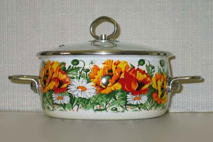 Кастрюля эмалированная Vitross Floristeria с крышкой, 3,0 л. 8SA205S8SA205S Кастрюля эмалированная Vitross Floristeria с крышкой, 3,0 л. 8SA205S8SA205SКастрюля Vitross Floristeria изготовлена на стальной основе со стеклокерамическим покрытием - наиболее безопасный вид посуды. Стеклокерамика инертна и устойчива к пищевым кислотам, не вступает во взаимодействие с продуктами и не искажает их вкусовые качества. Прочный стальной корпус обеспечивает эффективную тепловую обработку пищевых продуктов, не деформируется с процессе эксплуатации. Посуда Vitross идеально подходит для тепловой обработки и хранения пищевых продуктов, приготовления холодных блюд и сервировки стола. Кастрюля оснащена двумя удобными ручками из нержавеющей стали. Крышка, выполненная из термостойкого стекла, позволит вам следить за процессом приготовления пищи. Крышка плотно прилегает к краю кастрюли, предотвращая проливание жидкости и сохраняя аромат блюд.Изделие подходит для всех типов плит, включая индукционные. Можно мыть в посудомоечной машине.Это идеальный подарок для современных хозяек, которые следят за своим здоровьем и здоровьем своей семьи. Эргономичный дизайн и функциональность позволят вам наслаждаться процессом приготовления любимых, полезных для здоровья блюд. Характеристики:Материал: сталь, стекло, эмаль. Объем: 3,0 л. Внутренний диаметр: 21,5 см. Ширина с учетом ручек: 30 см. Высота с учетом крышки: 16,5 см. Высота стенки: 9 см. Толщина дна: 0,5 см. Производитель: Россия. Артикул: 8SA205S.